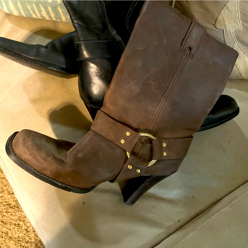 Brown leather 3” Harley Davidson boots.